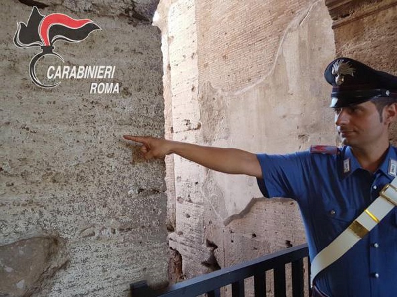 Colosseo, turista tedesca incide il suo nome con una moneta: denunciata