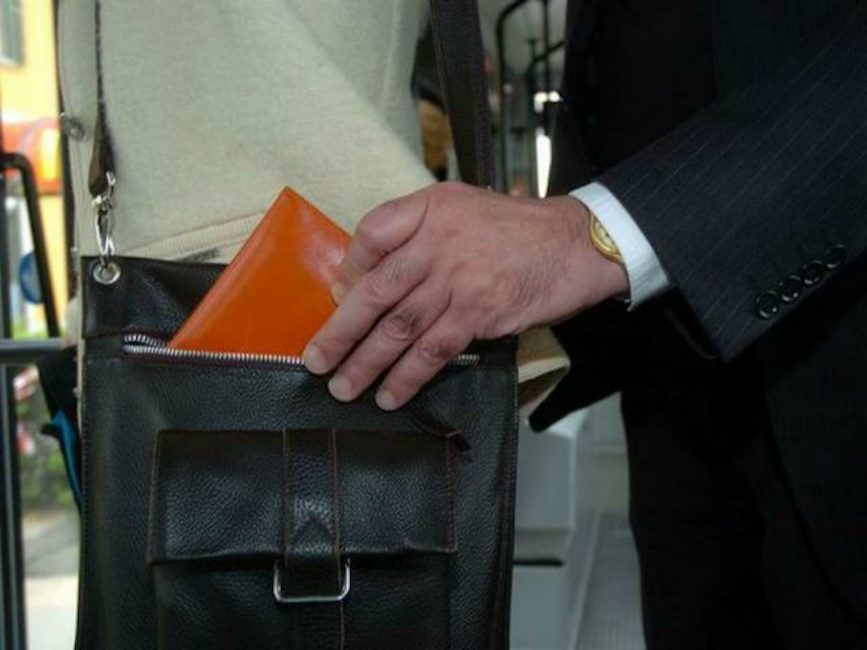 Roma, Nonno Benito colpisce ancora sul bus 64: arrestato a 88 anni l'anziano borseggiatore