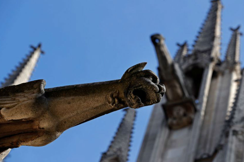 Parigi, Notre Dame cade a pezzi: archi e gargoyle distrutti dall'inquinamento