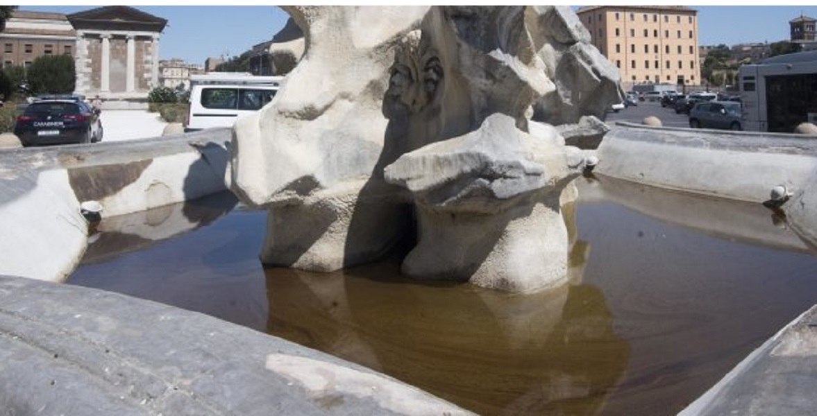 olio di motore gettato da vandali nella fontana dei Tritoni