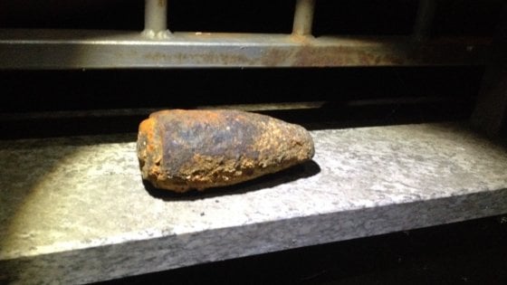 Pavia, bambino trova in mare un ordigno bellico e lo porta a casa in valigia: tragedia sfiorata