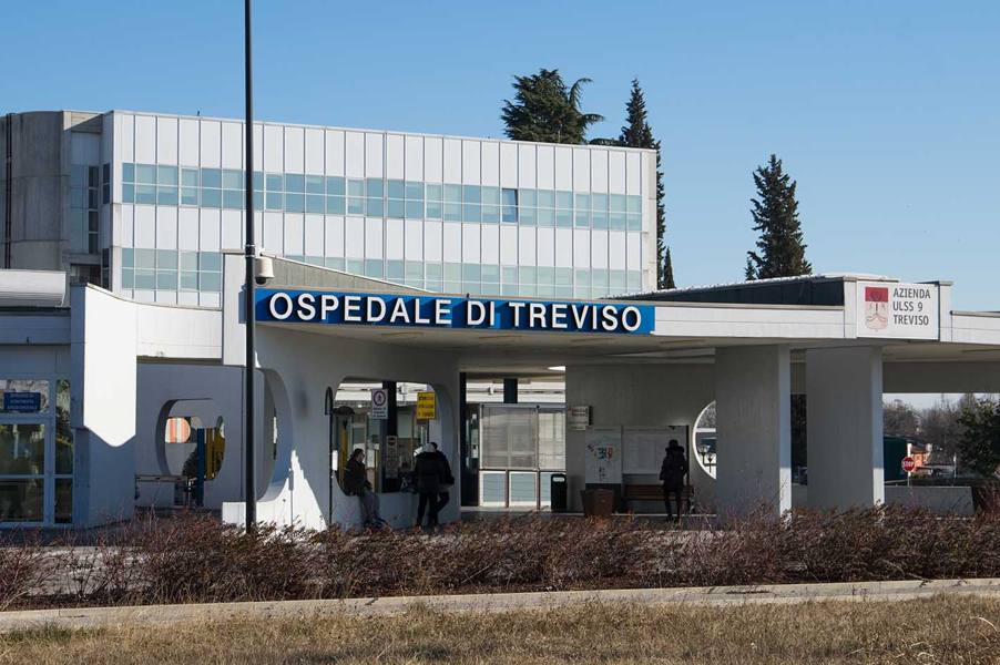Treviso, medico nega sondino per la nutrizione: "Paziente anziano, non giustifica la spesa". Richiamato