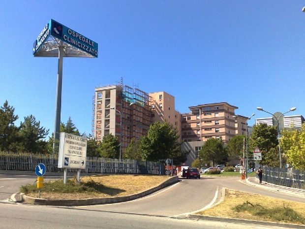 Chieti, picchia agenti ed evade nudo da ospedale: caccia a Mariglen Cybi