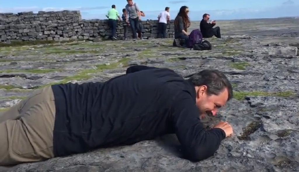 Il coraggio di quest'uomo: soffre di vertigini, striscia sulla scogliera per vedere l'oceano