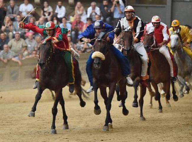 Palio di Siena, piazza del Campo bunker: cecchini, metal detector, artificieri