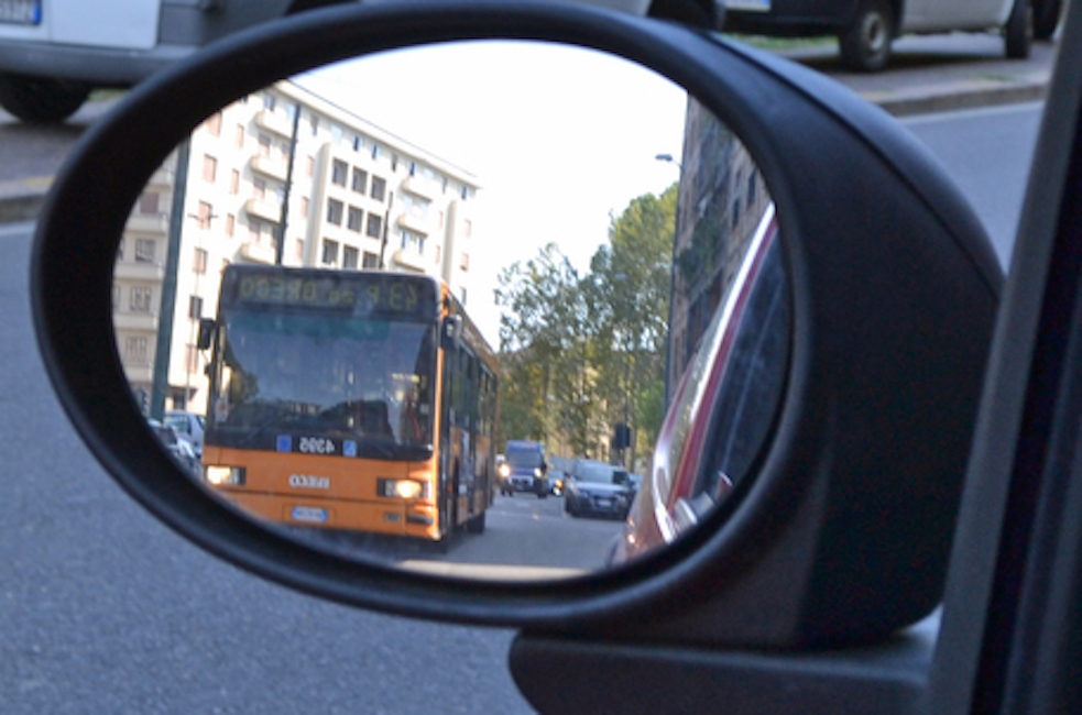 Milano, pensionato di 82 anni taglia la strada al bus: 7 feriti