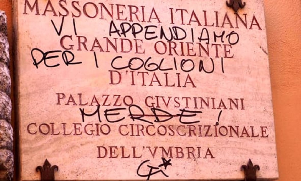 Perugia, imbrattati il portone e la targa della Casa massonica: "Vi appendiamo per i c..."