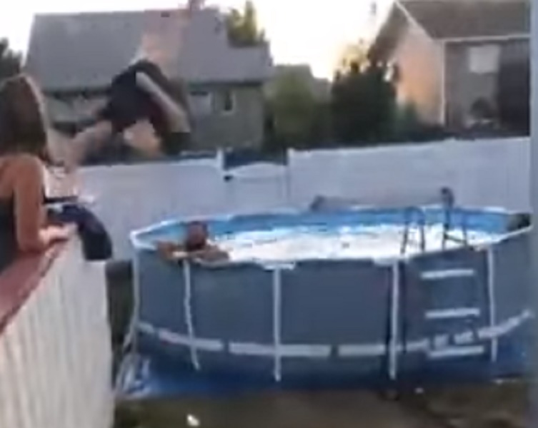 Si lancia nella piscina ma qualcosa va storto: finisce a terra dolorante