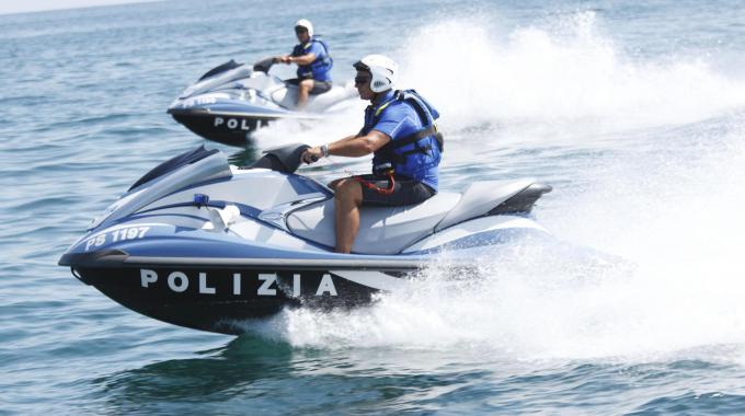 Rimini, catamarano scuffia: famiglia salvata dalla polizia nautica
