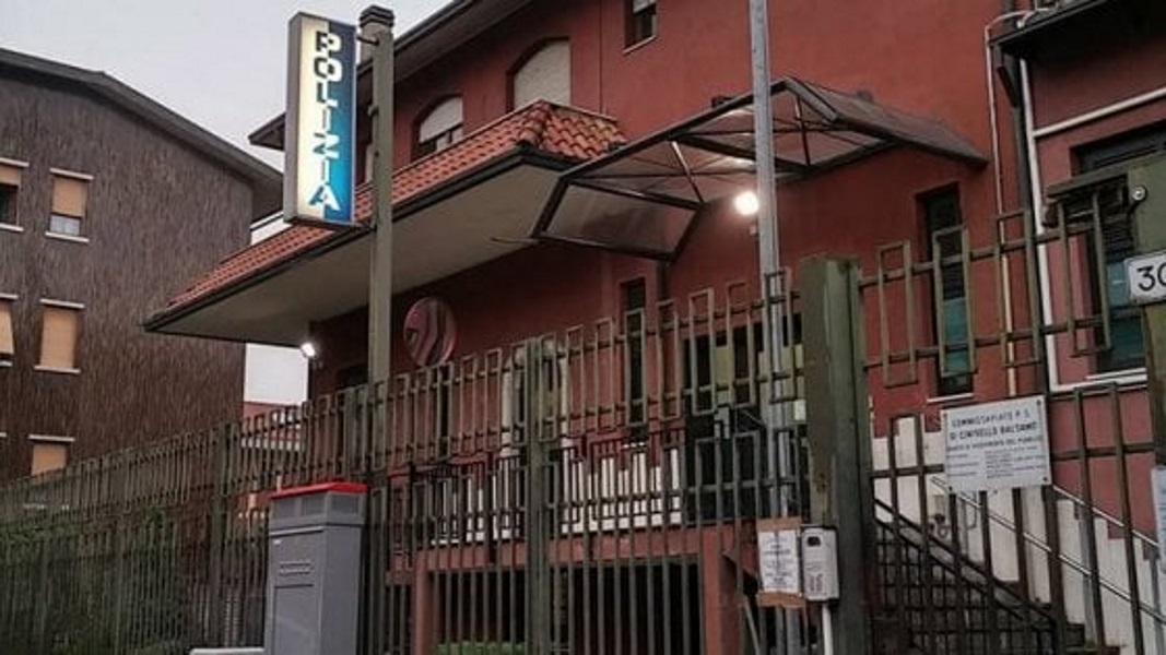 Cinisello, auto si lancia contro il commissariato: "Volevo entrare nella storia"