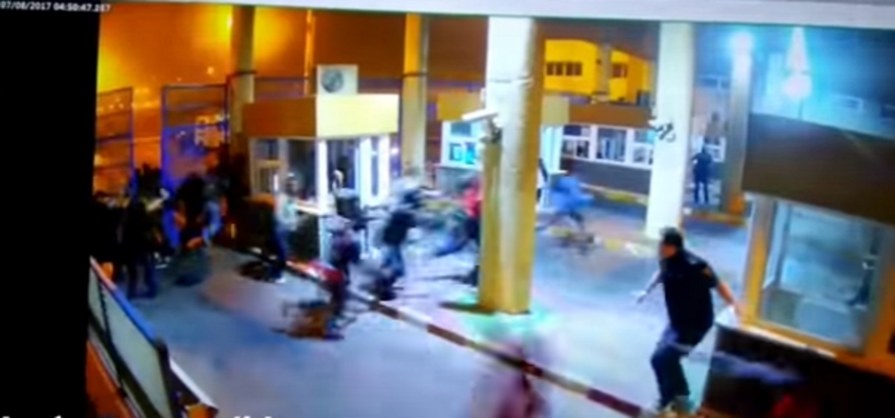 YOUTUBE Ceuta, poliziotto tenta di fermare i migranti e si rompe la gamba