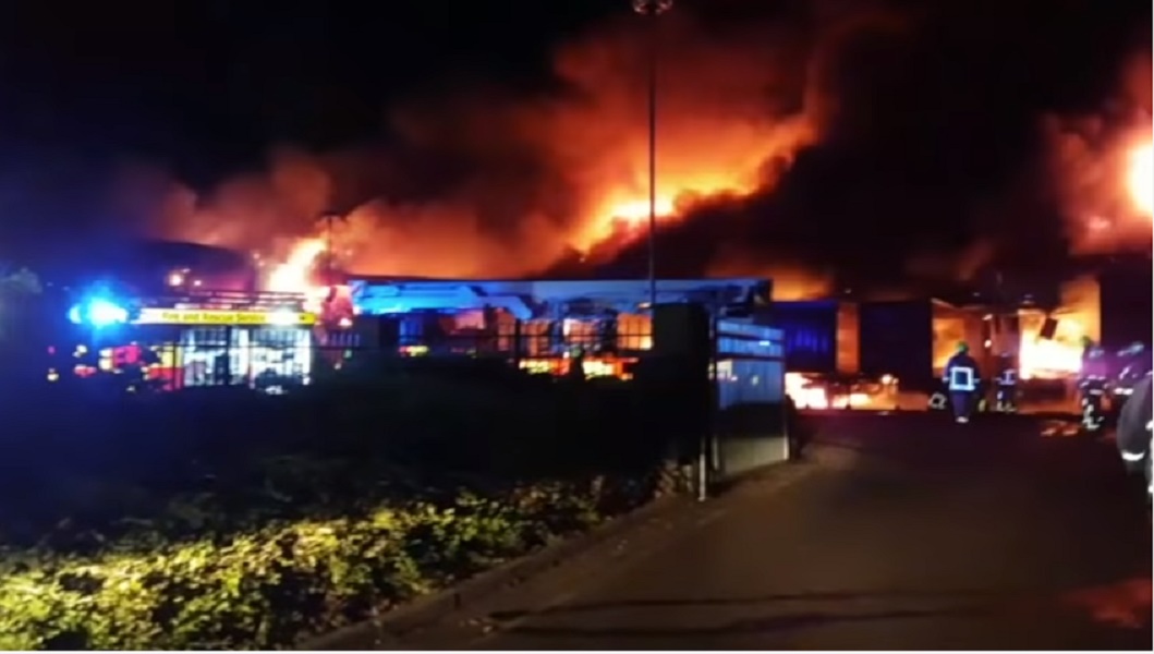 Gran Bretagna, mega incendio a magazzino imballaggio: 100 vigili del fuoco in azione