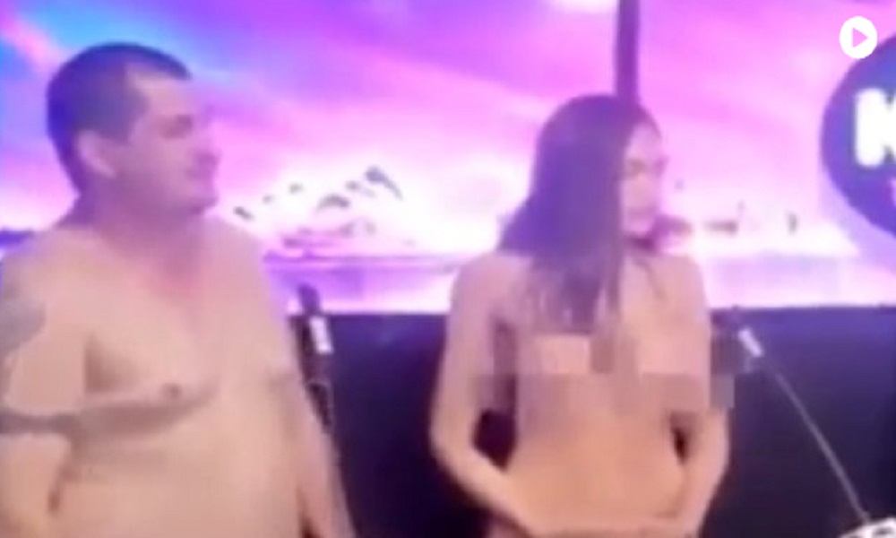 Si spoglia e lui ha un erezione. E lei: "Ma perché è cosi piccolo..." VIDEO