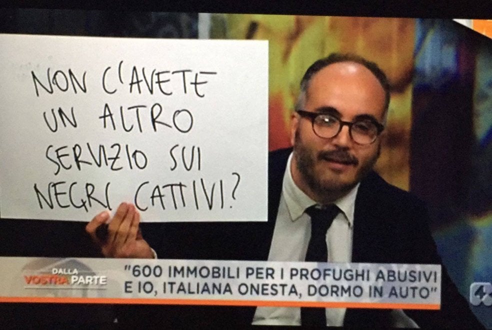 "Non avete un altro servizio sui negri cattivi?": il cartello provocatorio di Raimo a Sallusti FOTO