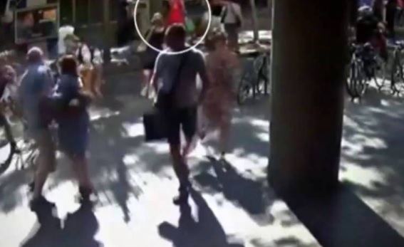 Barcellona, nuovo video dell'attentato: il furgone sfiora i passanti sulle Rambla