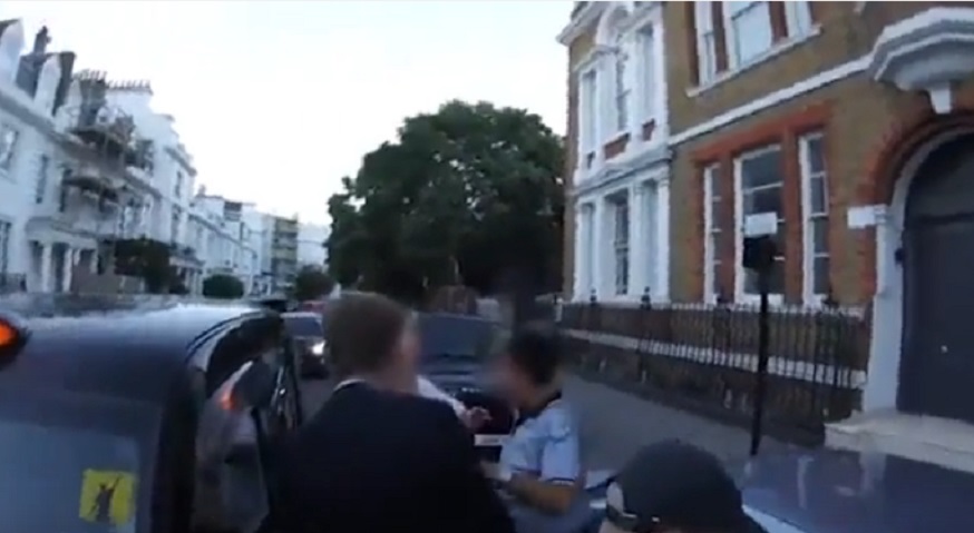 Londra, non riescono a rapinarlo: gli gettano in faccia liquido irritante