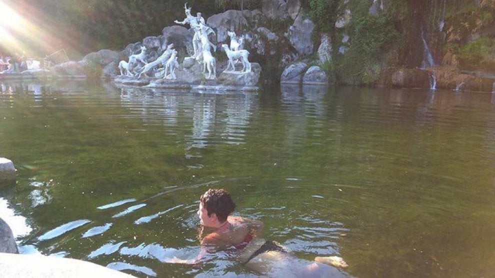 Reggia Caserta, turista fa il bagno in bikini nella fontana di Diana e Atteone FOTO