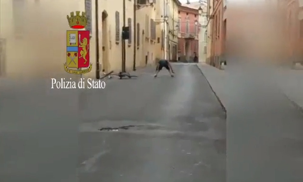 Urla "Allah Akbar" e prende a calci la porta della Prefettura di reggio Emilia