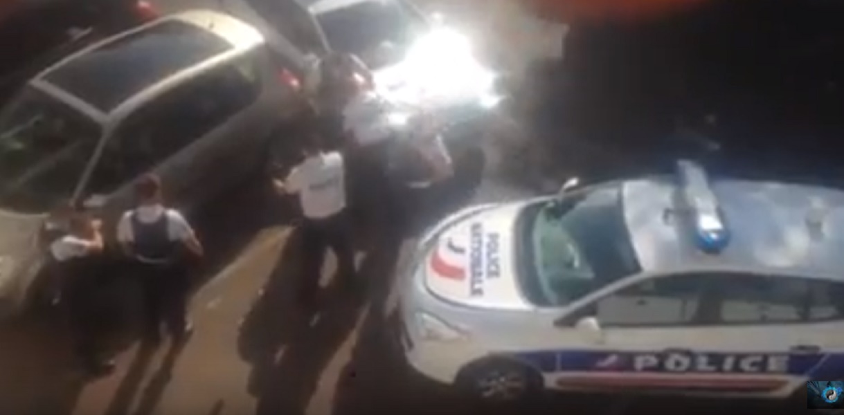 Francia, riesce a scappare speronando auto polizia: gli agenti sparano e lo uccidono