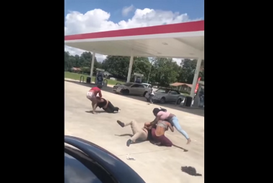 YOUTUBE Rissa al distributore di benzina: 6 donne si prendono a calci e pugni