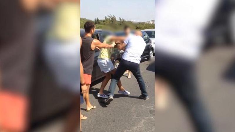 YOUTUBE Torvajanica: autista blocca bus in mezzo la strada e fa a botte con automobilista