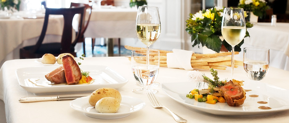 Ristorante, 35 cattive abitudini a tavola: bambini, mance e...