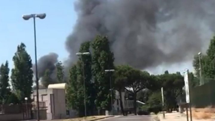 Scampia, vasto incendio: bimbi intrappolati nel campo rom. Esplose bombole di gas