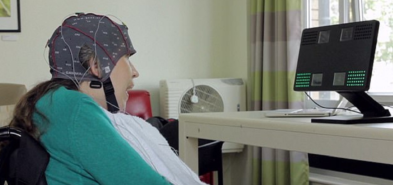 YOUTUBE Sceglie la nota con lo sguardo: una violinista le suona per lei in tempo reale