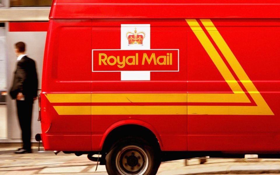 Royal Mail minaccia di far arrestare la figlia di un postino morto. Motivo? La divisa...