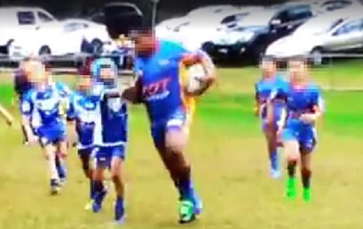 Bambino gigante in campo nel match di rugby: gli avversari protestano