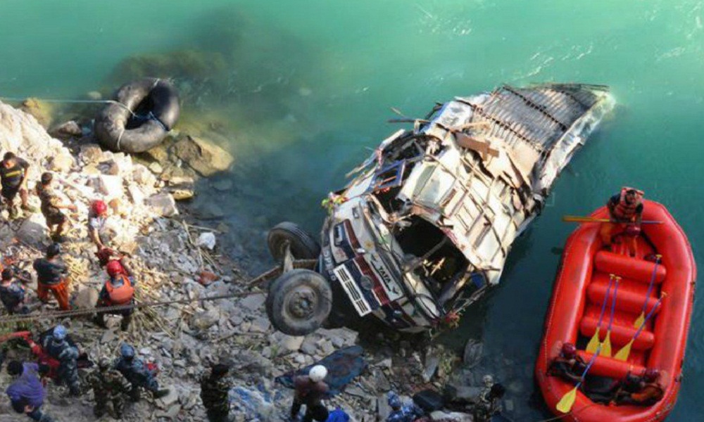 Russia, pullman cade in mare: 12 operai morti