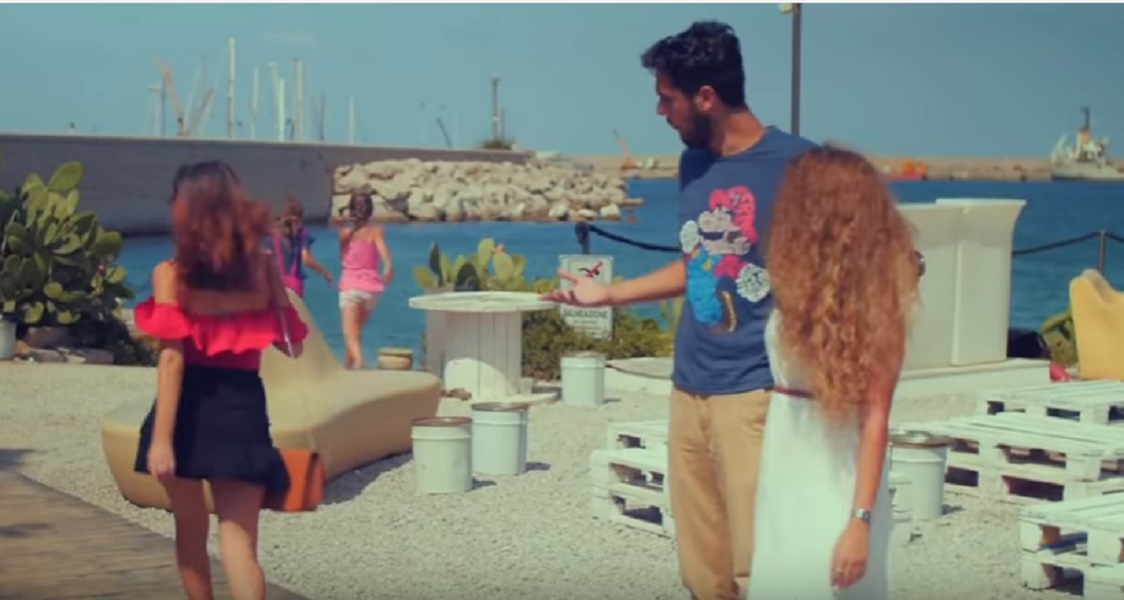 Se le fidanzate avessero il var: "Cosa stavi guardando?"