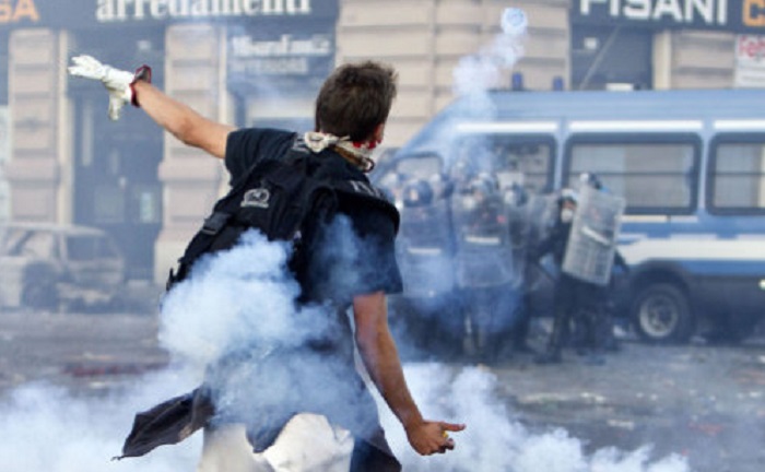 Il bon ton della guerriglia urbana: se vi tirano qualcosa state fermi e dite grazie