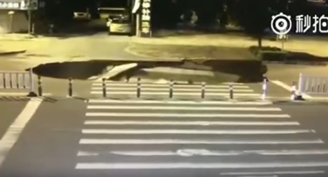 Distratto dal telefonino, finisce con lo scooter in un'enorme voragine