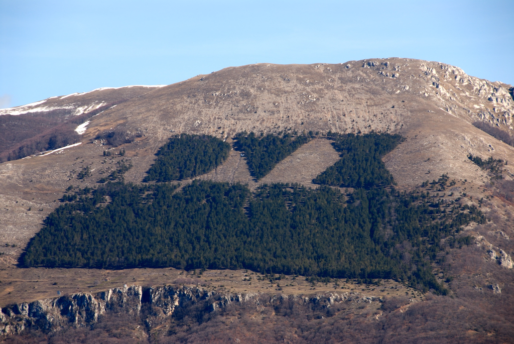 Rieti, rogo sul Monte Giano: brucia anche la storica scritta Dux