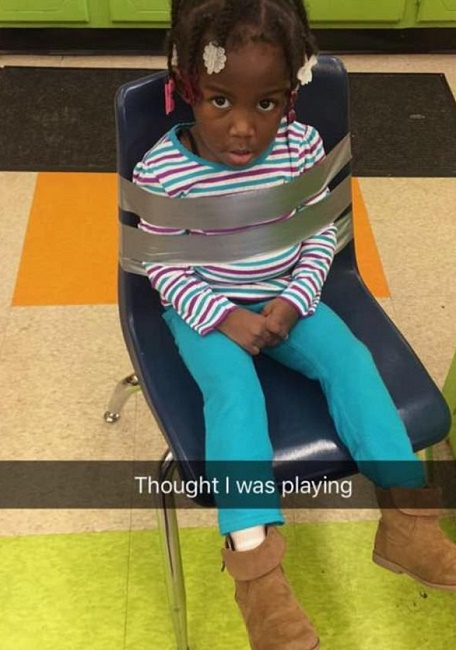 Legano figlia a sedia al centro estivo, madre infuriata pubblica FOTO: "Gestori meritano il carcere"