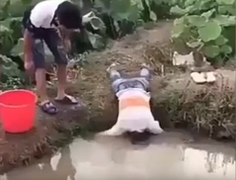 Pesca nel laghetto immergendo la testa: serpente lo attacca al naso