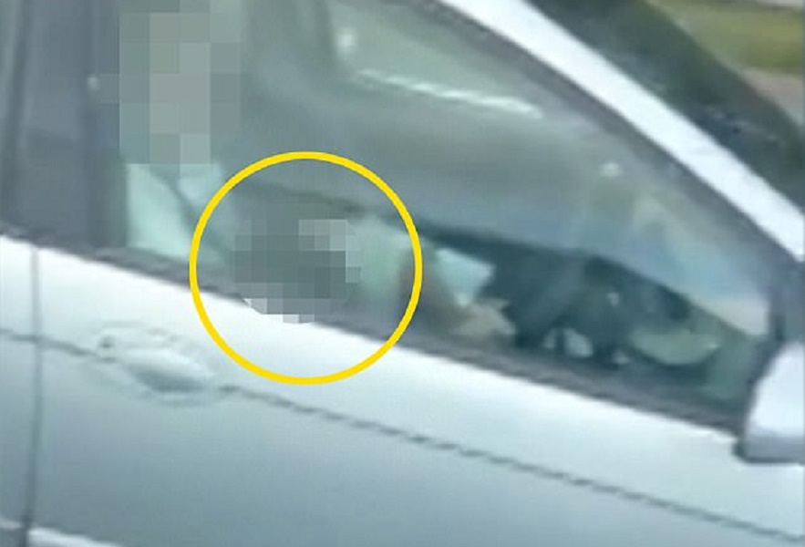 Rapporto orale mentre guida l'auto