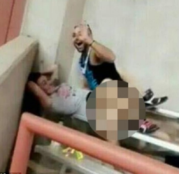 Hanno un rapporto in strada. Lui saluta chi lo riprende: ora sono stati arrestati