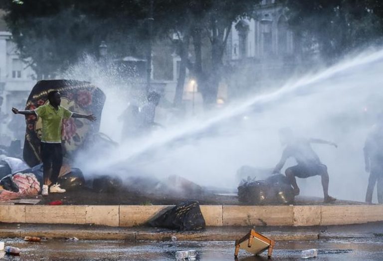 Sgombero migranti, poliziotto del video "spaccategli il braccio" fece caricare anche gli operai Thyssen