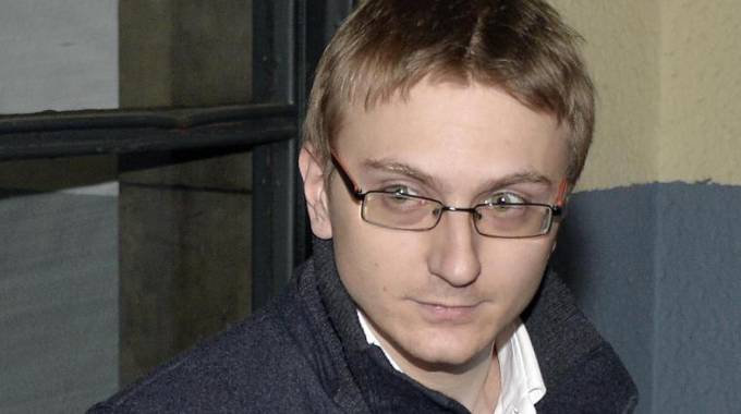 Alberto Stasi lavora al call center per 1000 euro e rifiuta l'eredità paterna. Ma deve ai Poggi 1 milione
