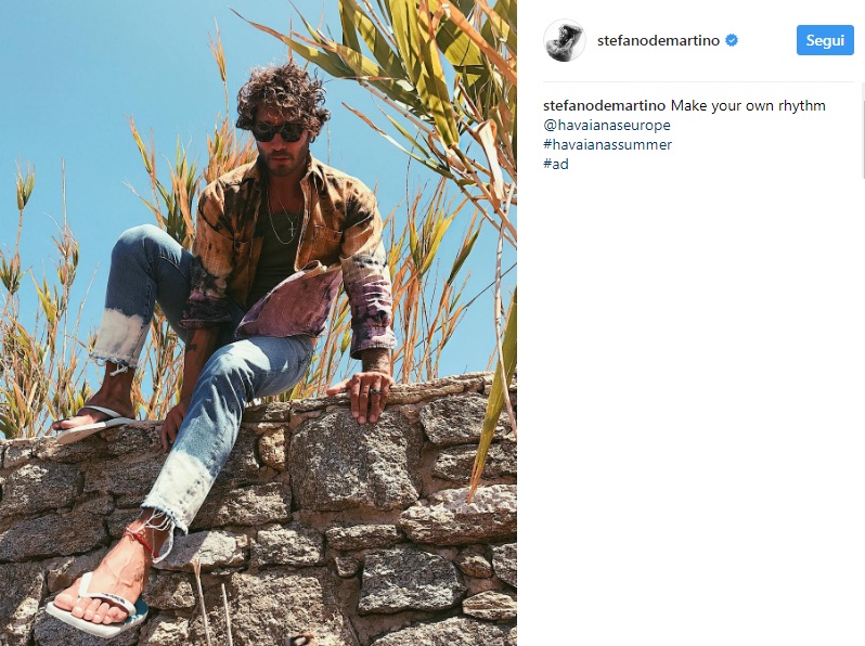 Stefano De Martino e il photoshop esagerato: sesto dito nella foto