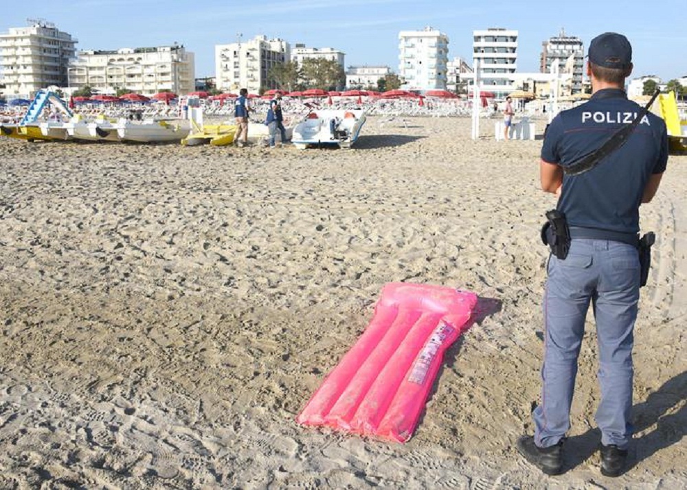 Rimini, turista polacca: "Mi hanno svegliata con l'acqua per stuprarmi ancora"