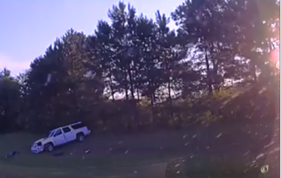 Finisce fuori strada col suv: arriva la polizia e spara contro gli agenti