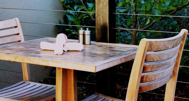 Francia, due amici trovati morti a tavola. Svelato il mistero: ecco cosa li ha uccisi