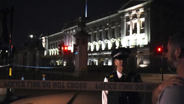 Londra, arrestato secondo uomo per l'attacco. Test "segreti" mostrano falle sicurezza Westminster
