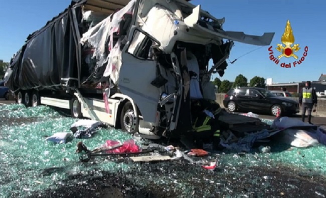 Incidenti stradali: tamponamento tra tir, chiusa A4