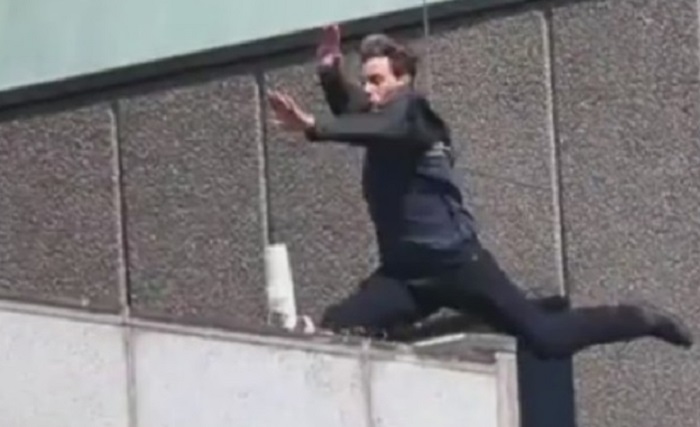 Tom Cruise, caviglia rotta dopo l'infortunio sul set. Mission Impossible 6, la produzione sospende le riprese