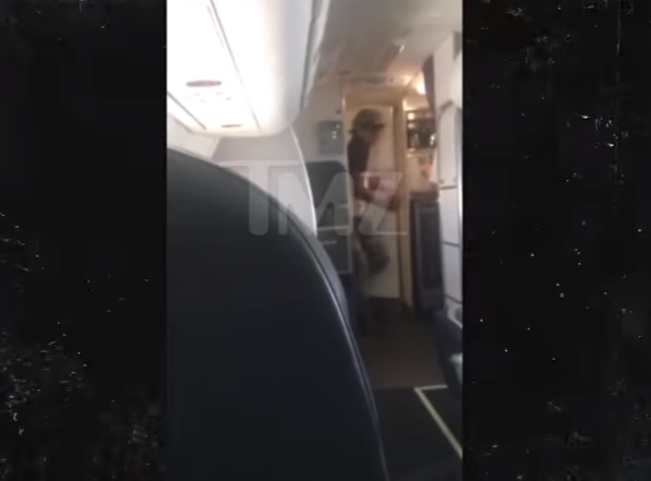 YOUTUBE Tommy Lee, "sveltina" nel bagno dell'aereo con Brittany Furlong