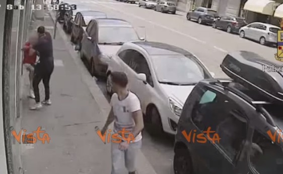 Picchiano e rapinano un anziano per una catenina. Arrestati due marocchini